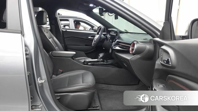 Chevrolet (GM Daewoo) Trax Crossover 2023 Серебристо-серый из Кореи, фото 2