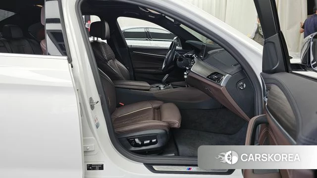 BMW 5 Series (G30) 2019 Белый из Кореи, фото 2