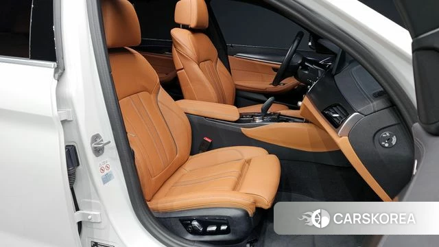 BMW 5 Series (G30) 2023 Белый из Кореи, фото 2