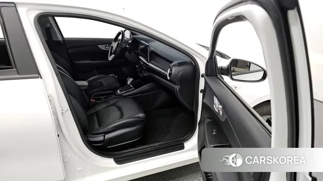 Kia The New K3 2nd generation 2021 Белый из Кореи, фото 2