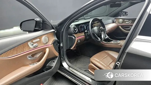 Mercedes-Benz E-Class W213 2021 Серый из Кореи, фото 2