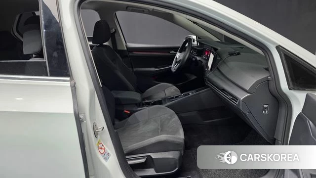 Volkswagen Golf 8th Generation 2022 Белый из Кореи, фото 2