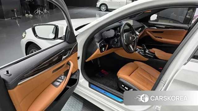 BMW 5 Series (G30) 2021 Белый из Кореи, фото 2