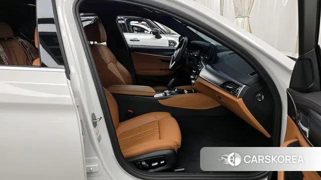 BMW 5 Series (G30) 2023 Белый из Кореи, фото 2