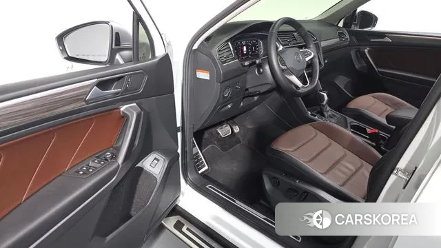 Volkswagen Tiguan Allspace 2024 Белый из Кореи, фото 2