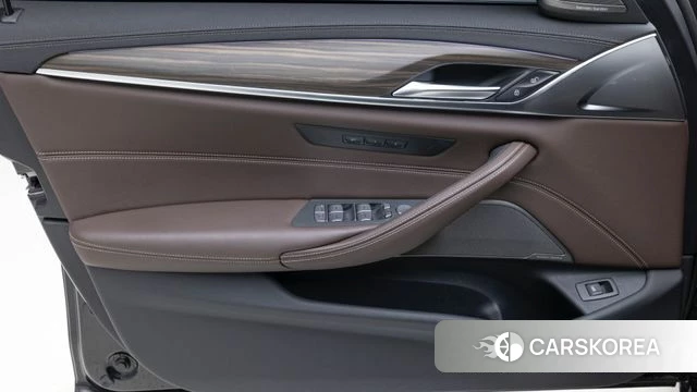 BMW 5 Series (G30) 2022 Черный из Кореи, фото 2