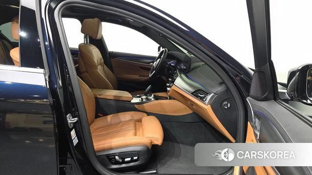 BMW 5 Series (G30) 2023 Черный из Кореи, фото 2
