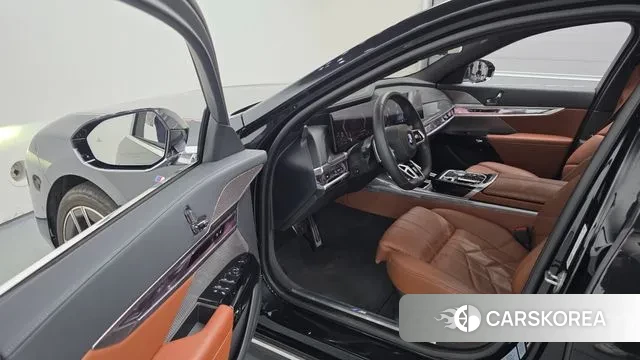 BMW 7 Series (G70) 2024 Черный из Кореи, фото 2