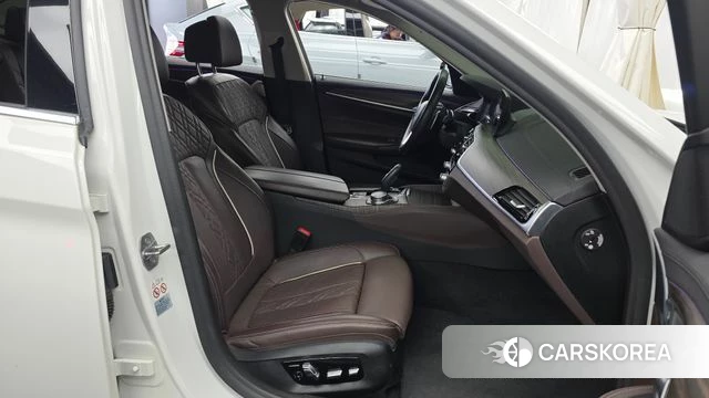 BMW 5 Series (G30) 2019 Белый из Кореи, фото 2