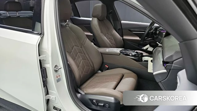 BMW 5 Series (G60) 2023 Белый из Кореи, фото 2