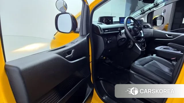 Hyundai Staria 2023 Желтый из Кореи, фото 2