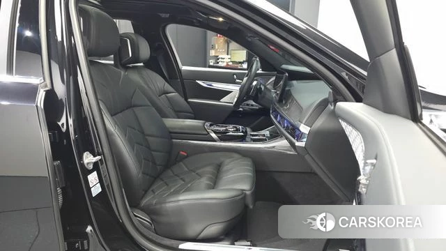 BMW 7 Series (G70) 2023 Черный из Кореи, фото 2