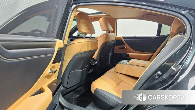 Lexus ES300h 7th generation 2026 Черный из Кореи, фото 2