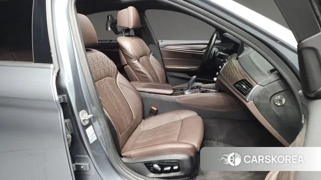 BMW 5 Series (G30) 2018 Серебристо-серый из Кореи, фото 2