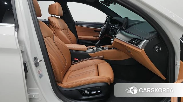 BMW 5 Series (G30) 2023 Белый из Кореи, фото 2