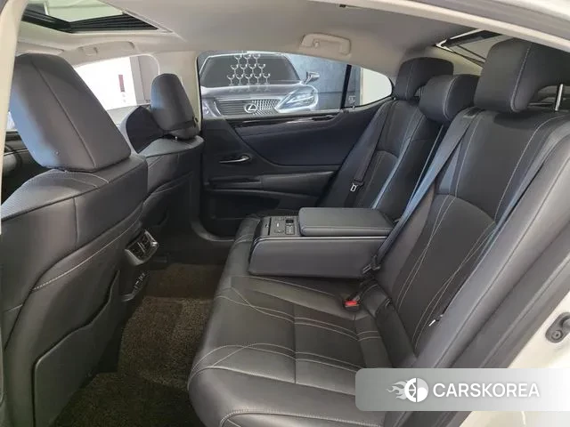 Lexus ES300h 7th generation 2020 Белый из Кореи, фото 2