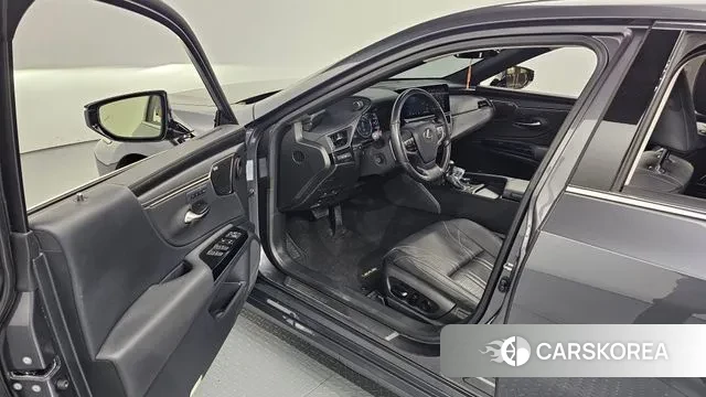 Lexus ES300h 7th generation 2024 Серый из Кореи, фото 2