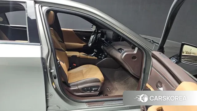 Lexus ES300h 7th generation 2019 Серебряный из Кореи, фото 2