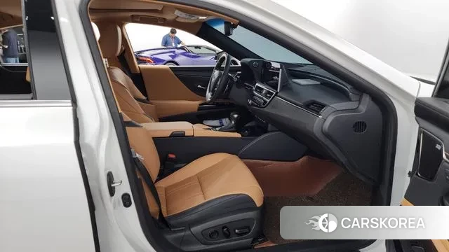 Lexus ES300h 7th generation 2023 Белый из Кореи, фото 2