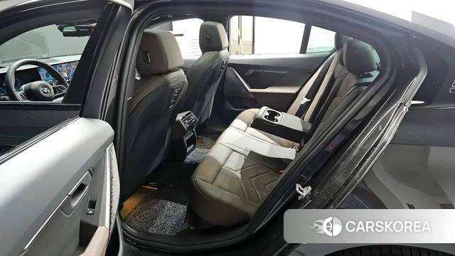 BMW 5 Series (G60) 2025 Серый из Кореи, фото 2