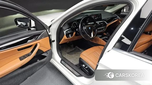 BMW 5 Series (G30) 2018 Белый из Кореи, фото 2