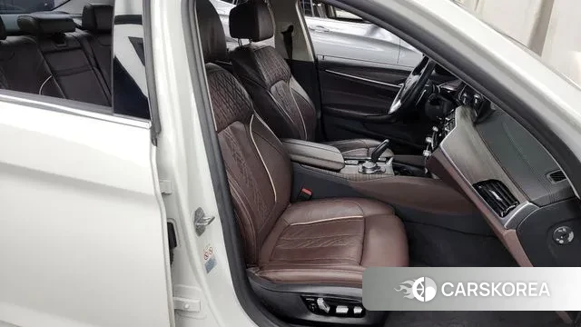 BMW 5 Series (G30) 2018 Белый из Кореи, фото 2