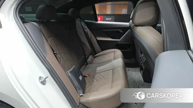 BMW 5 Series (G60) 2024 Белый из Кореи, фото 2