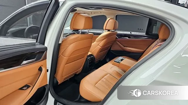 BMW 5 Series (G30) 2022 Белый из Кореи, фото 2