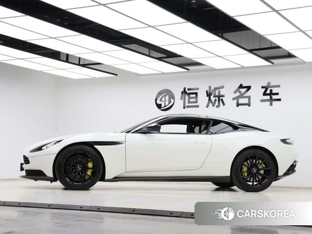 Aston Martin DB11 2022 Белый из Китая, фото 2