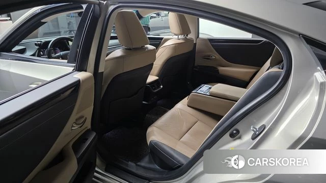 Lexus ES300h 7th generation 2019 Песочный из Кореи, фото 2