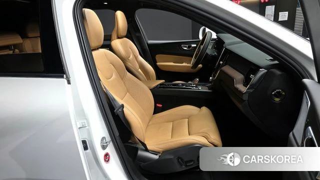 Volvo XC60 second Generation 2023 Белый из Кореи, фото 2