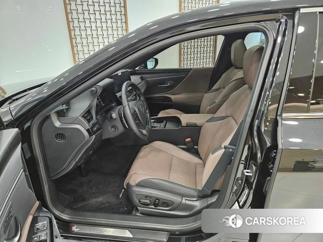 Lexus ES300h 7th generation 2025 Черный из Кореи, фото 2