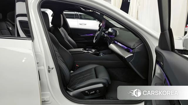 BMW 5 Series (G60) 2025 Белый из Кореи, фото 2