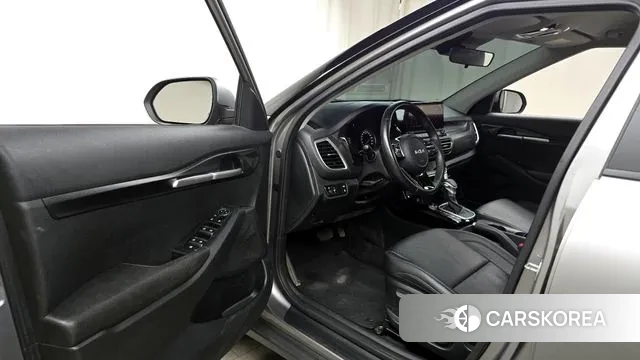 Kia Seltos 2022 Серебристо-серый из Кореи, фото 2