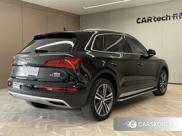 Audi Q5L 2021 Черный из Китая, фото 2
