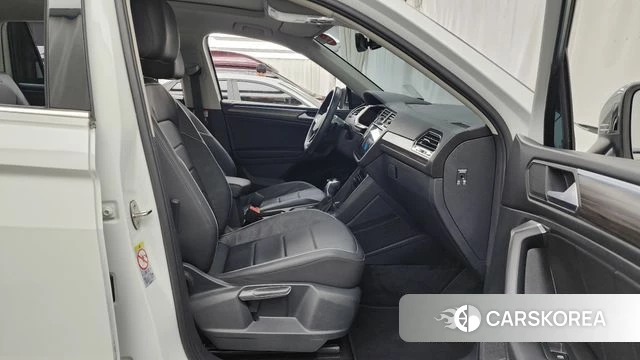 Volkswagen Tiguan Allspace 2023 Белый из Кореи, фото 2