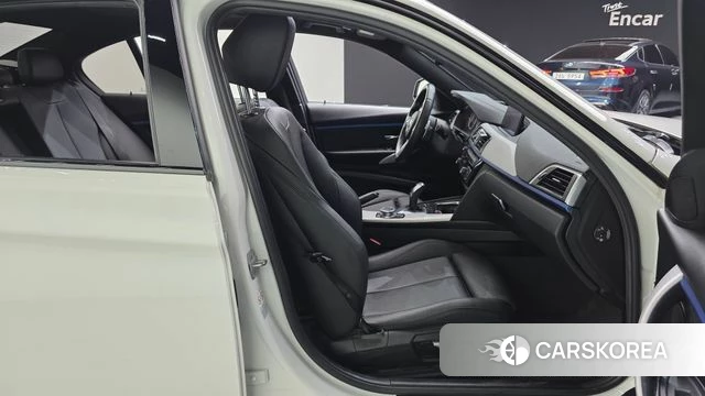 BMW 3 Series (F30) 2018 Белый из Кореи, фото 2