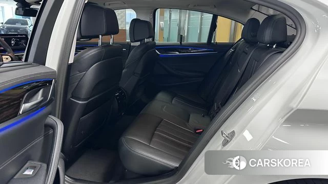 BMW 5 Series (G30) 2023 Белый из Кореи, фото 2