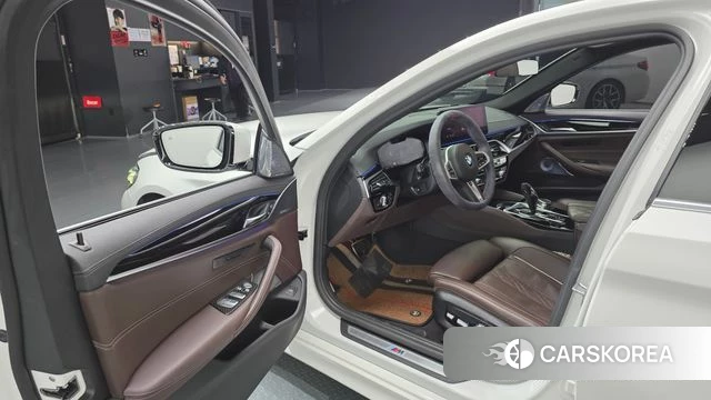 BMW 5 Series (G30) 2022 Белый из Кореи, фото 2