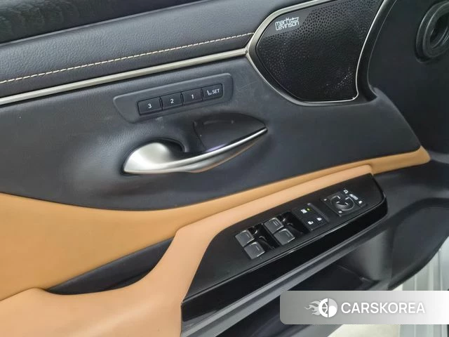 Lexus ES300h 7th generation 2022 Белый из Кореи, фото 2