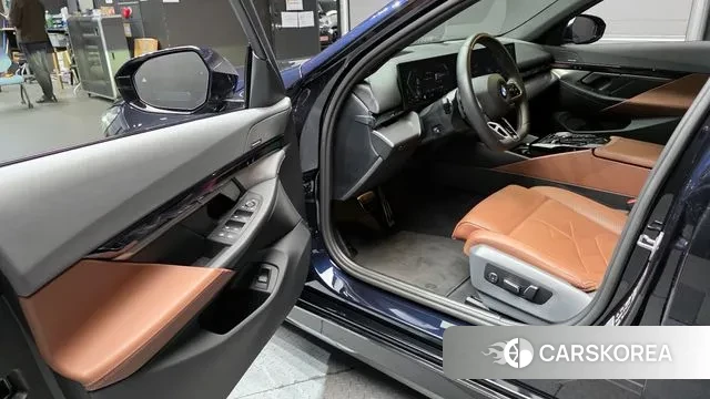 BMW 5 Series (G60) 2024 Черный из Кореи, фото 2