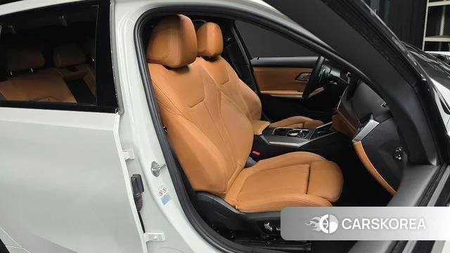 BMW 3 Series (G20) 2023 Белый из Кореи, фото 2