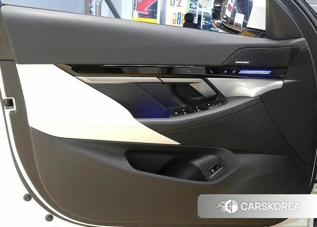 BMW 5 Series (G60) 2024 Белый из Кореи, фото 2