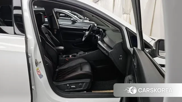 Volkswagen Golf 8th Generation 2022 Белый из Кореи, фото 2