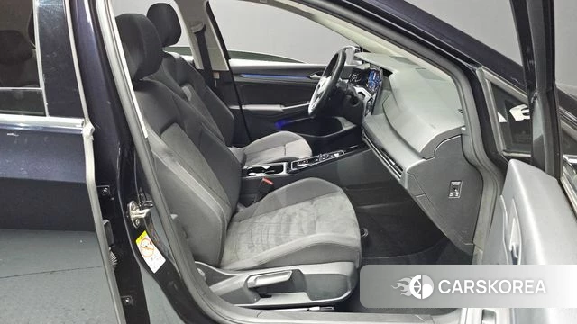 Volkswagen Golf 8th Generation 2023 Черный из Кореи, фото 2