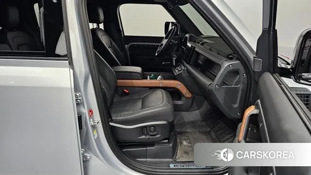 Land Rover Defender (L663) 2024 Серебристо-серый из Кореи, фото 2