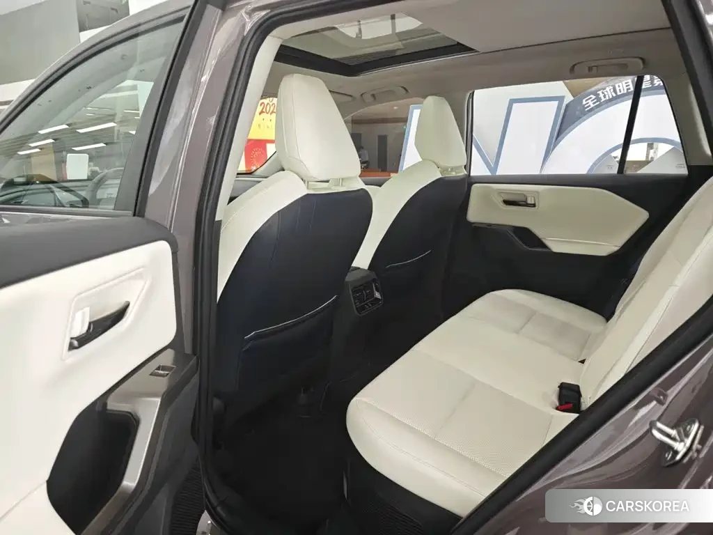 Toyota RAV4 2026 Silver/gray из Китая, фото 2