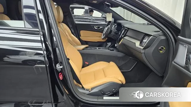 Volvo V60 Cross-Country 2nd Generation 2020 Черный из Кореи, фото 2