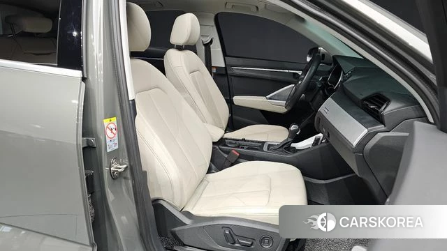 Audi Q3 (F3) 2023 Серый из Кореи, фото 2