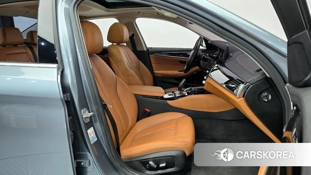 BMW 5 Series (G30) 2018 Серый из Кореи, фото 2
